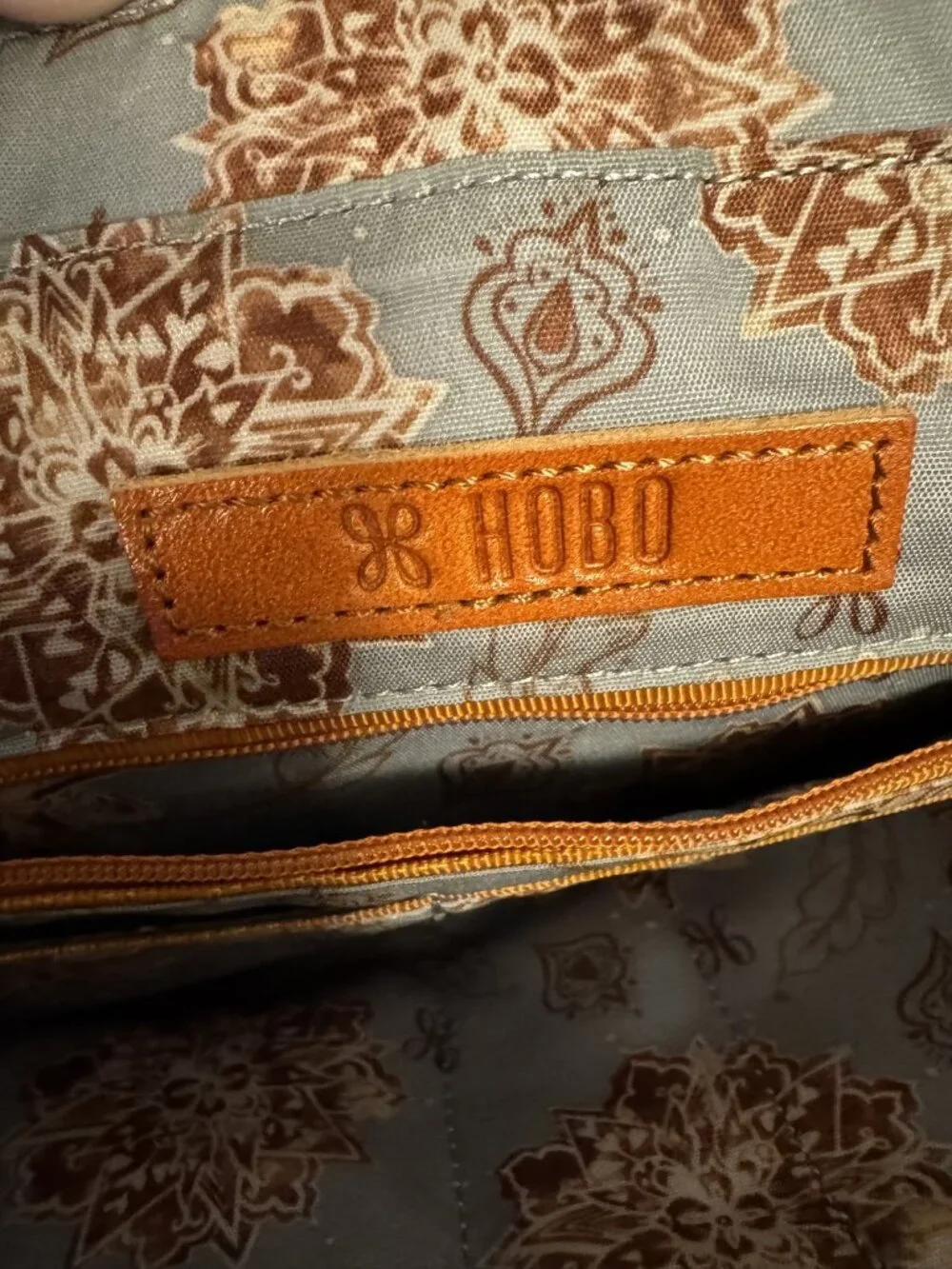 Hobo Size Medium (M) Soft Leather Shoulder Bag with Zip Closure